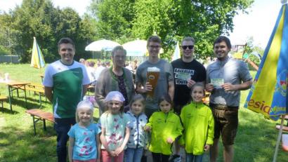 Bild: ser
Simon Weiß und Lisa Schupfner gewinnen Gutscheine für das Waldfest der DJK und Manuel Götz einen riesigen Stiefel Weißbier.