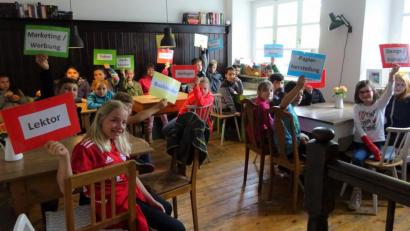 Bild: exb
Eine spannende Reise in die Welt der Bücher unternahmen die Schüler beim Besuch im Buch-Café.