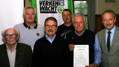 Bild: gf
Ehrungen für langjährige Mitgliedschaft und unfallfreies Fahren. Unser Bild zeigt (von links) Josef Schaller, Anton Reindl, Volker Wolf, Uwe Brunner, Herbert Sertl und Gernot Schötz.