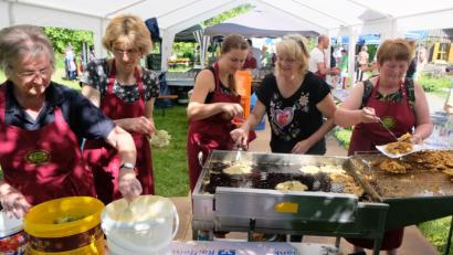 Bild: le
Die gold-brauen Hollerkücheln sind wieder der Renner beim Hollerküchlfest. Die Frauen mit Hannelore Geisler (links) spielten wieder ihre ganze Routine aus und durften viel Lob von den Kunden erfahren.