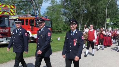 Bild: Hirsch
Kommandant Jürgen Steger, Festleiter Thomas Fenzl und Vorsitzender Markus Pirzer (von links) führten den Kirchen- und den Festzug der Feuerwehr Büchelkühn an. Dahinter folgte die Jurablaskapelle Pilsheim.