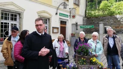Bild: br
Frater Patrick (vorne) erläutert den Ausflüglern das Kirchengebäude sowie die wechselvolle Geschichte des Benediktinerklosters in Plankstetten.