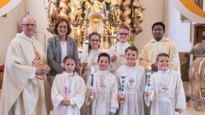 Bild: tkr
Die Kommunionkinder (von links) Jasmin Vogt, Milena Schmal, Luis Haberl, Simon Hummer, Andreas Brandstätter und Lukas Ruhland, zusammen mit Pfarrer Herbert Rösl (links), Klassenleiterin Rosemarie Schauer und Kaplan William Akkala (rechts).