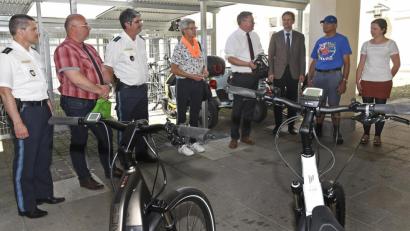 Bild: Petra Hartl
Die Aktionswoche „Amberg fährt Rad! Fahr mit!“ steht für mehr Fahrrad-Freundlichkeit und animiert durch mehrere Touren zum Mitradeln. Am Montag fiel am Hallplatz der Startschuss.