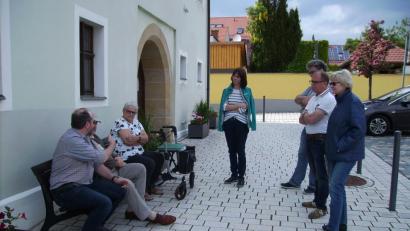 Bild: bjp
Barbara Zankl (Dritte von links) kennt in ihrer Heimatstadt beinahe jeden Stein: So lernen die Stadtratsmitglieder in einer Freiluft-Geschichtsstunde viel Neues aus Pressaths 1200-jähriger Historie.