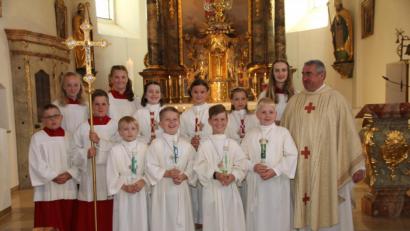 Bild: frd
Im Festgottesdienstes empfingen sieben Mädchen und Buben der Expositur Pullenried aus den Händen von Stadtpfarrer Alfons Kaufmann (rechts) das Sakrament der heiligen Kommunion.