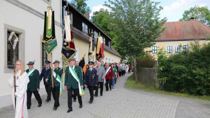 Bild: bsc
Vereine mit ihren Fahnen und Abordnungen, viele Gläubige und Vertreter aus Politik und Wirtschaft begleiteten die Ehrengäste beim Pastoralbesuch vom Pfarrhof zur Friedenfelser Pfarrkirche.