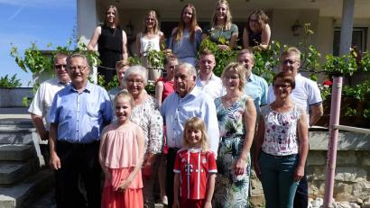 Bild: sck
Die Jubilarin Gertraud Dimler und ihr Ehemann Helmut Dimler mit ihren Kindern und Enkelkindern sowie den Gratulanten der Stadt, des Pfarrgemeinderats und des Gartenbauvereins auf der Terrasse.