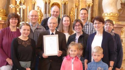 Bild: Inka Kiefmann
Für 50 Jahre Mitgliedschaft im Kolpingwerk gratulieren Mitglieder der Kolpingsfamilie Schmidmühlen Bischöflich Geistlichem Rat Georg Braun.