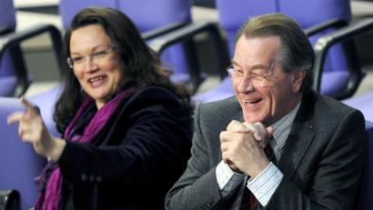 Bild:  Hannibal dpa/lbn
Nihct immer saßen sie so vertraut nebeneinander wie im November 2011: Andrea Nahles und der frühere Parteivorsitzende Franz Müntefering.