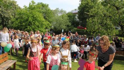 Bild: ads
Viel Applaus bekamen die Kinder der Kindertagesstätte Christkönig schon beim Einzug auf der Außenanlage der Einrichtung, wo sie den Maibaum austanzten.