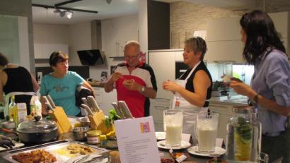 Bild: soj
Im Möbelhaus Kellner bereitete die ayurvedische Gesundheitsberaterin Elke Däubner leckere und wohlbekömmliche Häppchen zu.(2.v.re.)