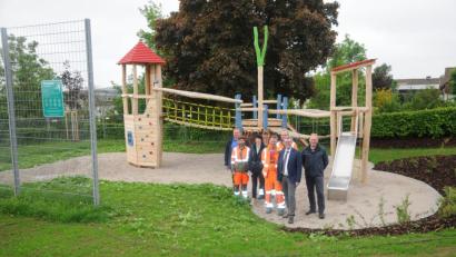 Bild: ge
Die Planungs- und Ausführungsmannschaft der Stadt zeigte sich stolz auf den neuen Platz in der August-Bebel-Straße. Er öffnet erst, wenn die Pflanzen angewachsen sind – voraussichtlich bis Ende des Schuljahres.