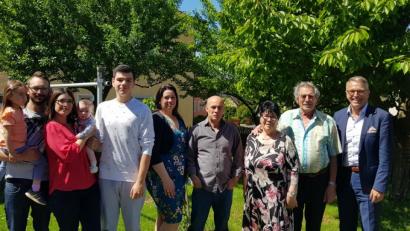 Bild: jss
Bürgermeister Franz Stahl (rechts) überbrachte Jose Besteiro y Rodriguez (Zweiter von rechts) und Solicita Gomez y Vazquez (Dritte von rechts) Glückwünsche zur Goldenen Hochzeit. Mit im Bild die Familie der Jubilare.