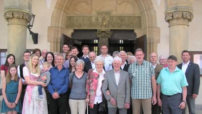 Bild: tu
Die Ehejubilare Rita und Johann Janker freuen sich mit Verwandten und Bekannten sowie mit Pater Reinhold Schmitt und Bürgermeister Rainer Rewitzer über die Glückwünsche zur diamantenen Hochzeit.