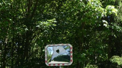 Bild: rn
Schon wieder ist der Verkehrsspiegel kaputt: Er ist das ständige Ziel von Steinewerfern. Für die Stadt werden die Sachbeschädigungen teuer.