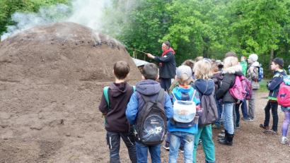 Bild: Ulrike Erlbacher
Köhler Klaus Scheibl und die Ebermannsdorfer Schulkinder.