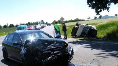 Bild: bkr
Die Fahrer der beiden Autos ziehen sich so schwere Verletzungen zu, dass sie mit dem Hubschrauber in Krankenhäuser geflogen werden müssen.