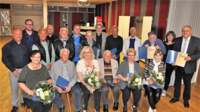 Bild: exb
Die SpVgg SV Weiden ehrt treue Mitglieder, die dem Verein teils seit 70 Jahren die Treue halten.