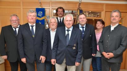 Bild: dob
Günter Schober (Zweiter von links) führt nun den Soldatenverein. Richard Meier (Vierter von rechts) übernimmt als Stellvertreter. Kreisvorsitzender Richard Berger (links) und Bürgermeister Andreas Wutzlhofer (rechts) zeigen sich über den Fortbestand sehr froh.