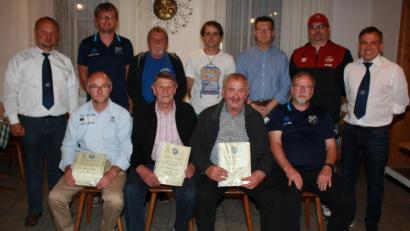 Bild: lk
Treue Mitglieder des SV Schönkirch wurden bei der Jahresversammlung geehrt (vorne von links): Lorenz Schön (40 Jahre), Oskar Gleißner (50), Gregor Ziegler (50) und Wolfgang Schön (40) sowie (hinten von links) 2. Vorsitzender Lothar Gleißner, Helmut Mayer (600 Spiele), Lothar Strickner (40), Claus Meingast (25J), Rainer Pöll (40), Udo Wipauer (25) und Vorsitzender Toni Härtl.