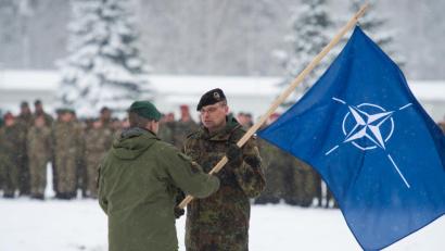 Bild: Arne Bänsch/dpa
Der Kommandeur der litauischen Brigade „Iron Wolf“ Steponauvicius Mindaugas (links) reicht beim Übergabeappell feierlich die Nato-Flagge an Oberstleutnant Peer Papenbroock aus Pfreimd (Kreis Schwandorf) weiter. Der Kommandeur des Panzerbataillons 104 führt nun die EFP-Battlegroup in Litauen.