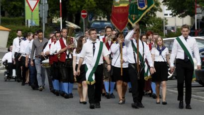 Bild: Hirsch
Die Mitglieder des Burschenvereins Neukirchen zogen mit Musik und Fahnen zum Landratsamt und baten Landrat Thomas Ebeling und Oberbürgermeister Andreas Feller um die Übernahme der Schirmherrschaft für das 110-jährige Jubiläum.
