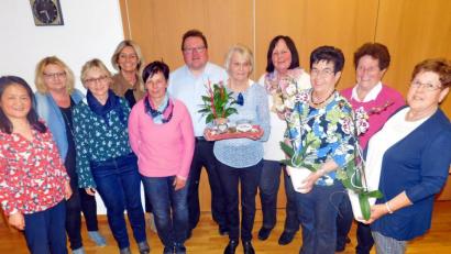 Bild: hai
Von Elisabeth Kopp, Irene Fraunholz und der bisherigen Vorsitzenden Gertraud Zetlmeisl (vorne von rechts) nimmt das neue Vorstandsteam mit Teamsprecherin Anita Kopp, Martina Fischer, Christine Kirchberger, Monika Walter, Petra Winde (von links) und Anni Wilfling (Zweite von rechts) Abschied. Dem Trio danken auch Präses Pfarrer Sven Grillmeier und Bezirksvorsitzende Elke Burger (Sechster und Achte von links).