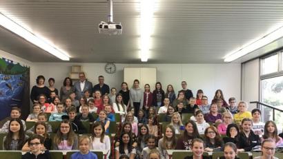 Bild: exb
Alle beteiligten Schüler aus den 5. und 6. Klassen trafen sich mit den Verantwortlichen vom Bund Naturschutz und Schulleiter Stefan Niedermeier im Biologiesaal.
