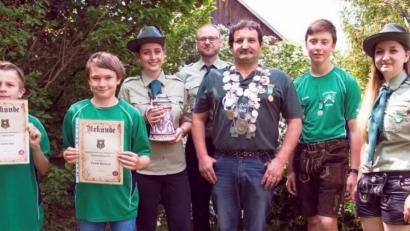 Bild: exb
Mit einem 341-Teiler sicherte sich Josef Schieder (mit Kette) den Titel des Schützenkönigs. Schützenliesl ist mit einem 103-Teiler Sophie Goetz (mit Krug). Urkunden gab es für die erfolgreichen Nachwuchsschützen. Schützenmeisterin Amanda Nießl (rechts) freut sich mit ihnen über die Erfolge.