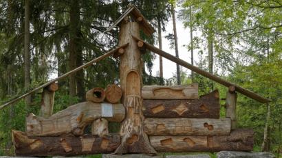 Bild: tr
Den Start- und Endpunkt des rund 3,6 Kilometer langen Rundweges markiert ein großzügig angelegtes Insektenhotel, das bereits jetzt nahezu „ausgebucht“ ist. Rund um das Bauwerk brummt und summt es schon gewaltig.