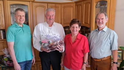 Bild: nm
Alois Hanke (Zweiter von links) feiert das 70. Wiegenfest. Mit ihm freuen sich Manfred Bock, Lieselotte Hanke und Eduard Malzer (von links).