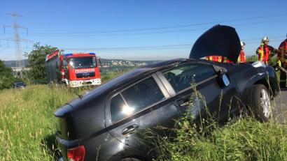 Bild: Gustl Beer
Die Feuerwehr sichert die Unfallstelle zwischen Schirmitz und Bechtsrieth ab.