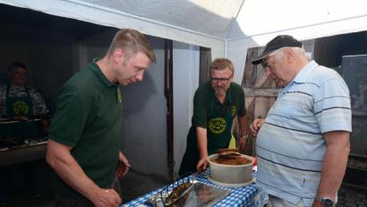 Bild: bey
Eine frisch gegrillte Makrele gehört für viele Gästen zum Fischerfest dazu.