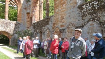Bild: jzk
Die Ruine der ehemaligen Klosterkirche Gnadenberg beeindruckt die Senioren durch die Monumentalität der noch stehenden hohen Außenmauern und durch das gotische Maßwerk ihrer großflächigen Fensteröffnungen.