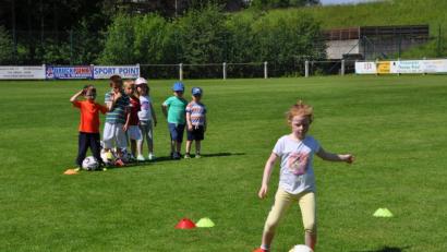 Bild: ak
Auch viele Mädchen interessieren sich für Fußball. Beim Schnuppertraining müssen sich die Buben aber nicht mit der Zuschauerrolle genügen.