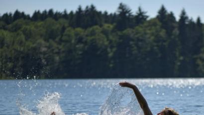 Bild: Patrick Pleul
Eine Frau schwimmt im See.