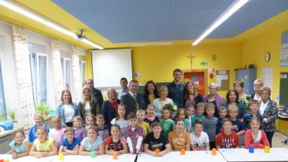Bild: sl
Die „gute Seele der Schule“ Martha Härtl (mit Blumen) mit ihren Kindern Sabine und Wolfgang (links und rechts von ihr), im Kreise der Grundschulkinder, des Bürgermeisters, Elternbeirats, Lehrerschaft mit Schulleiterin Dorit Schmid (Vierte von links), Handarbeitslehrerin Brigitte Krapf, ehemaliger Schulleiter Josef Karl, Altbürgermeisterin Waltraud Benner-Post, Härtls Kollegin Renate Kraus und ihre Nachfolgerin Heike Pausch (Zweite von rechts).