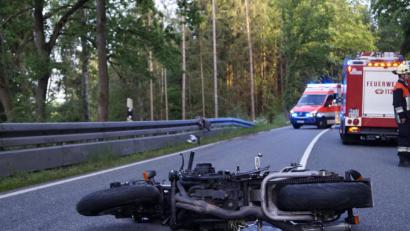 Bild: arw
Auf einer frischen Ölspur rutscht ein Motorradfahrer zwischen Ernsthof und Mitteldorf aus.