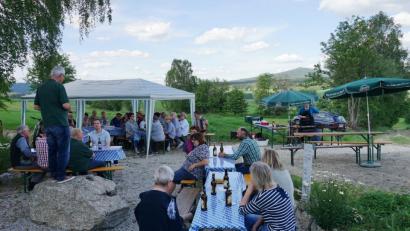 Bild: soj
Bürgermeister Manfred Kratzer begrüßte die Gäste bei der Einweihung des neuen Rastplatzes "An der Zolltafel".