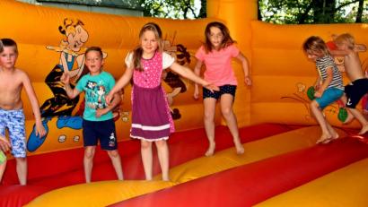 Bild: R. Kreuzer
Die Kinder hüpfen beim Sommerfest der EAW-Siedler was das Zeug hält.