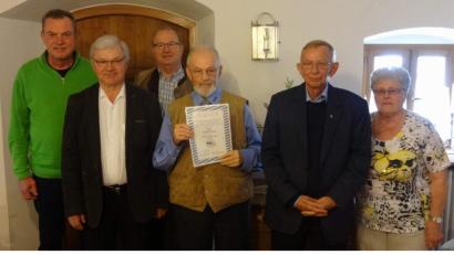 Bild: u
Von 1994 bis Januar 2019 führte Anton Eisert als Vorsitzender den VdK-Ortsverband und erwarb sich in den 25 Jahren große Verdienste. Zum Dank für sein vorbildliches Engagement wurde er vergangenen Freitag zum Ehrenvorsitzenden ernannt. V. l.: Stellv. Ortsvorsitzender Ludwig Gruber, Kassier Wilhem Fick, Stellv. VDK-Kreisvorsitzender Johann Ludwig, Ehrenvorsitzender Anton Eisert, VdK-Ortsvorsitzender Leonhard Wischer und Frauenbeauftragte Erna Brauner.