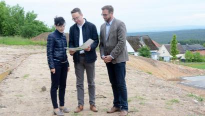 Bild: Gabi Schönberger
Bürgermeisterin Tanja Schiffmann, Sozialteam-Geschäftsführer Christian Weiß und Projektleiter Andreas Neugirg sehen sich ein letztes Mal die Pläne an, bevor in wenigen Wochen am "Viehhof" die Bagger anrollen.