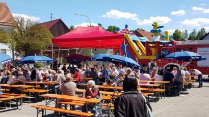 Bild: gz
Beim Feuerwehrfest herrscht an den Bänken, in der Hüpfburg und in den Feuerwehrautos viel Betrieb.