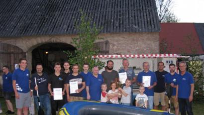 Bild: jzk
„Dabei sein ist alles“, ist das Motto des siebten Kemnather Gaudi-Triathlons für die vier Teams aus Kemnath, Erbendorf und Kulmain. JU-Vorsitzender Oliver Rauch (links) und Bürgermeister Werner Nickl (rechts) sind sehr zufrieden, auch wenn es für ihre Teams nicht zum Sieg gereicht hat.