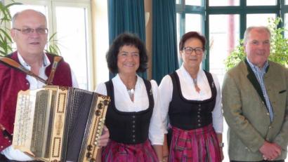 Bild: fsb
Brauchtumsforscher Bertram Erhardt (rechts) unterhält im Maria-Seltmann-Haus mit den „Zupfer-Moidln und dem Musikanten Gerhard Reber.