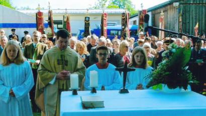 Bild: bgl
Zahlreiche Gäste hatten sich auf dem THW-Gelände zum Festgottesdienst unter freiem Himmel versammelt, den Kaplan Florian Frohnhöfer zelebrierte. Mit Fahnenabordnungen (im Hintergrund) waren mehrere Vereine vertreten.