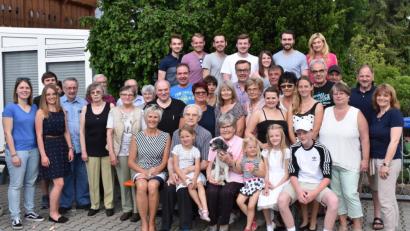 Bild: rgr
Klara Braun (mit Hund) feiert mit vielen Gratulanten ihren 85. Geburtstag.