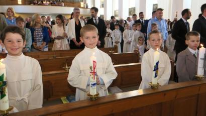 Bild: rhi
39 Kinder zogen am Sonntag mit ihren Eltern in die Marienkirche in Schwarzenfeld ein und feierten Erstkommunion.