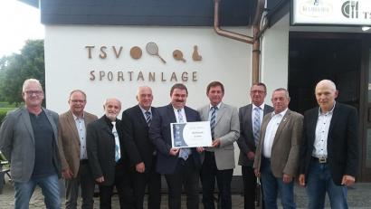 Bild: ffz
Über die Auszeichnung für den Pressather TSV freuen sich (von links) Reiner Sirtl (Kassier), dritter Bürgermeister Wolfgang Graser, Wunibald Heinl (Bauausschuss), Josef Sirtl (Vereinsvorsitzender), Albert Kellner (Kreisspielleiter), Franz Ficker (Ehrenamtsbeauftragter), Berthold Kraus (Spielleiter), Willi Hirsch (Schiedsrichterobmann) und Josef Bösl (Schriftführer).